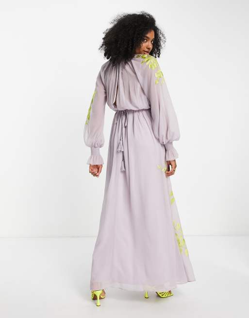 ASOS DESIGN - Vestito lungo accollato lilla con allacciatura in vita e ricamo stencil floreale, 2 di 4