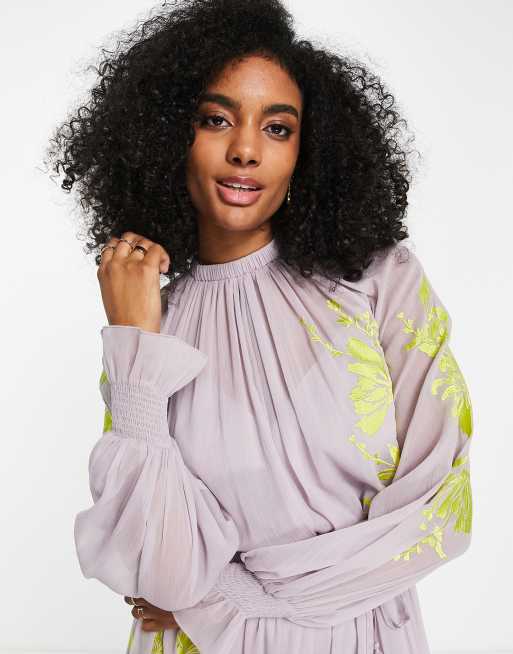 ASOS DESIGN - Vestito lungo accollato lilla con allacciatura in vita e ricamo stencil floreale, 3 di 4
