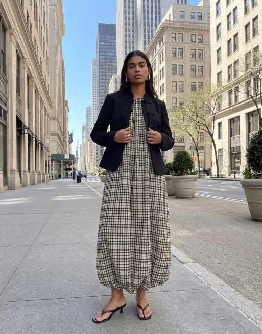 ASOS DESIGN - Vestito lungo allacciato al collo con fondo a sbuffo a quadri monocromatici, 10 di 11