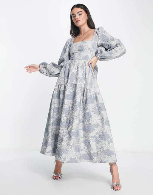 ASOS DESIGN - Vestito lungo argento a fiori in jacquard con fiocco sul retro