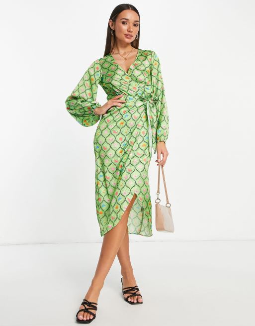 ASOS DESIGN - Vestito lungo avvolgente in raso verde con stampa geometrica