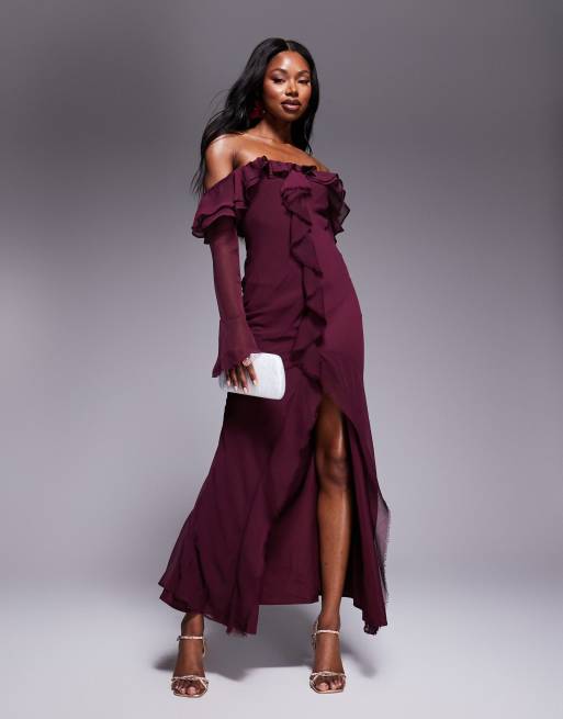 ASOS DESIGN - Vestito lungo bordeaux a maniche lunghe con taglio sbieco e scollo alla Bardot con volant 