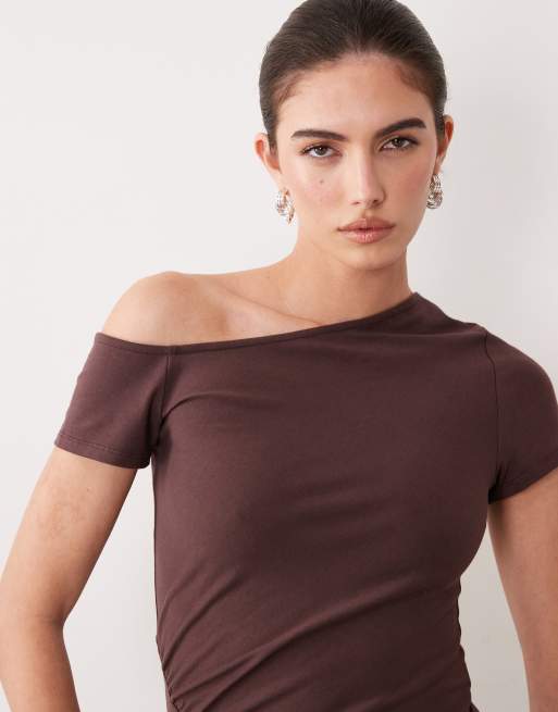 ASOS DESIGN - Vestito lungo color cioccolato arricciato con spalle scoperte, 2 di 4