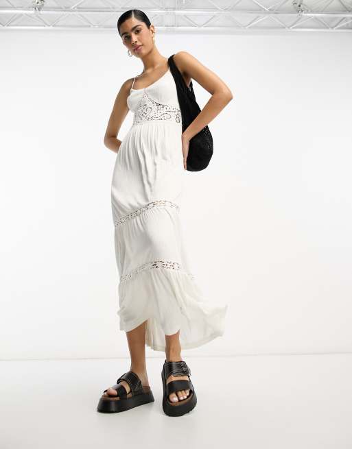 ASOS DESIGN - Vestito lungo color crema con spalline sottili e balze con inserti in pizzo all'uncinetto