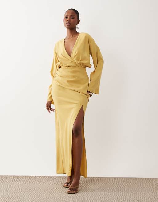 ASOS DESIGN - Vestito lungo color oro brunito con scollo profondo, polsini ampi e spacco laterale