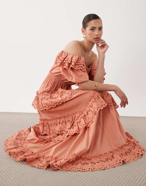 ASOS DESIGN - Vestito lungo color pesca con scollo alla Bardot e pizzo a fiori