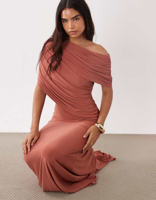 ASOS DESIGN - Vestito lungo color ruggine con spalle scoperte, corpino avvolgente e strascico, 1 di 4