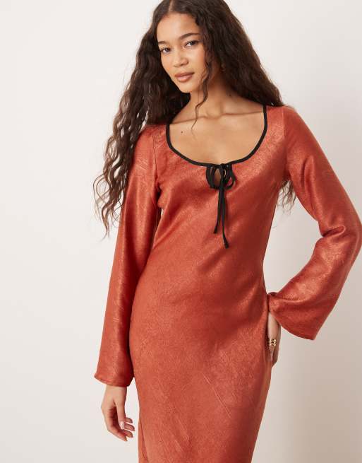 ASOS DESIGN - Vestito lungo color ruggine in raso a maniche lunghe con scollo rotondo, 3 di 4