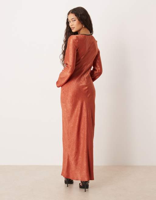 ASOS DESIGN - Vestito lungo color ruggine in raso a maniche lunghe con scollo rotondo, 4 di 4
