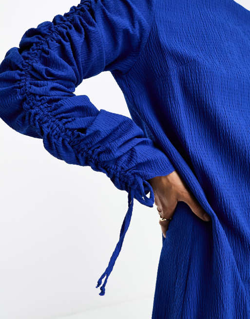 ASOS DESIGN - Vestito lungo con maniche arricciate blu cobalto in tessuto stropicciato, 2 di 4