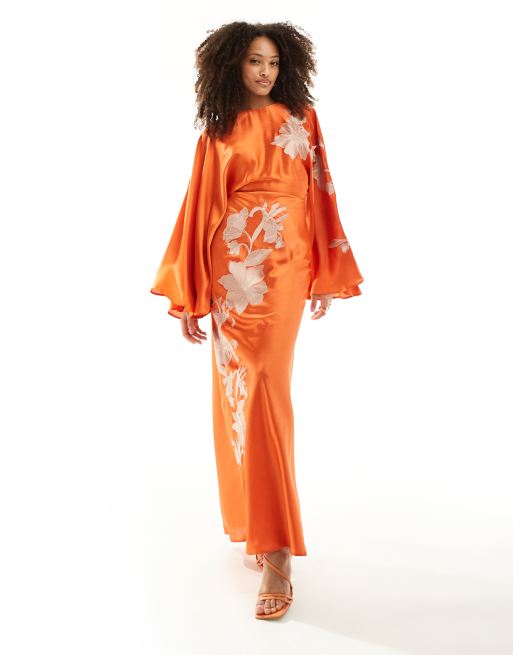 ASOS DESIGN - Vestito lungo con maniche oversize in raso arancione con ricami e taglio sbieco