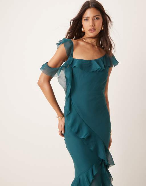 ASOS DESIGN - Vestito lungo con spalle asimmetriche verde pino con taglio sbieco e volant