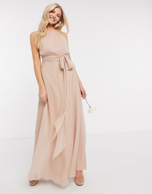 ASOS DESIGN - Vestito lungo da damigella a grembiule cipria allacciato in vita con corpetto con ruches