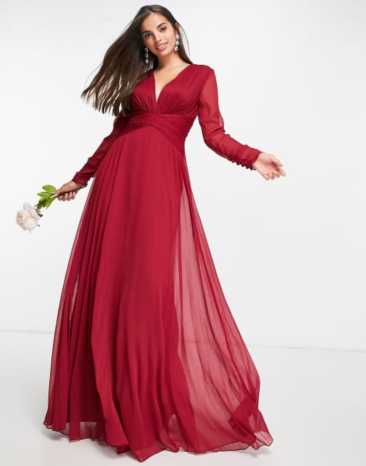 ASOS DESIGN Vestito lungo da damigella a maniche lunghe con vita arricciata e gonna pieghe color bordeaux