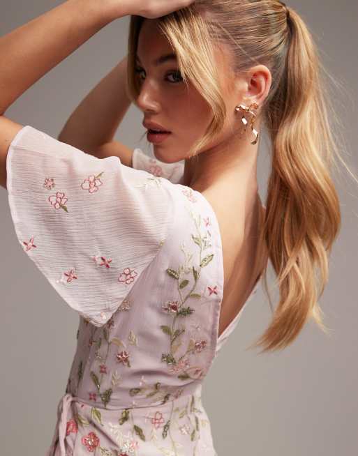 ASOS DESIGN - Vestito lungo da damigella avvolgente con maniche con volant rosa chiaro con ricami e decorazioni , 3 di 5