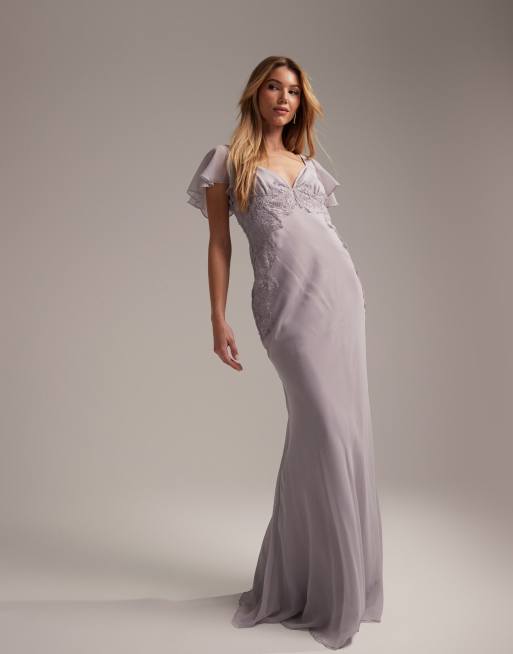 ASOS DESIGN - Vestito lungo da damigella con maniche con volant e finiture in pizzo con gonna con taglio sbieco color lilla