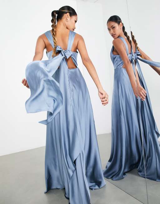 ASOS DESIGN - Vestito lungo da damigella in raso blu crepuscolare con dettaglio drappeggiato sul retro