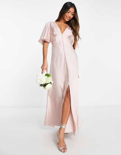 ASOS DESIGN - Vestito lungo da damigella in raso color cipria con maniche a mantella e bottoni