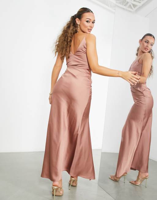 ASOS DESIGN Vestito lungo da damigella in raso rosa cannella con