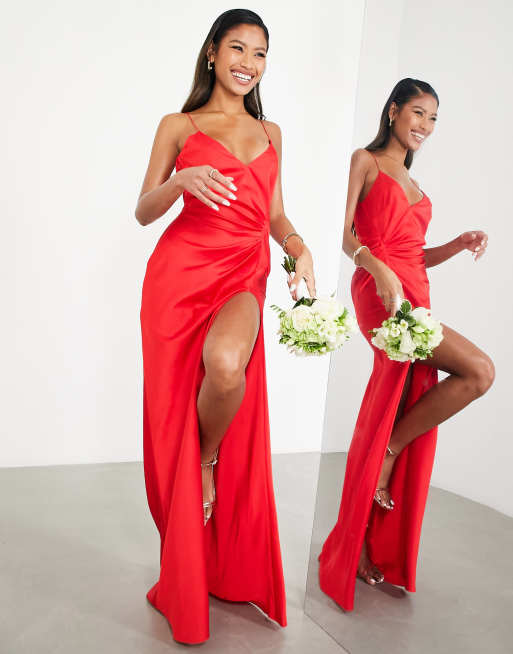 ASOS DESIGN Vestito lungo da damigella in raso rosso con spalline sottili e dettaglio drappeggiato ASOS