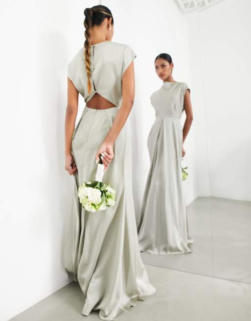 ASOS DESIGN - Vestito lungo da damigella in raso verde salvia con cut-out sul retro e scollo ad anello
