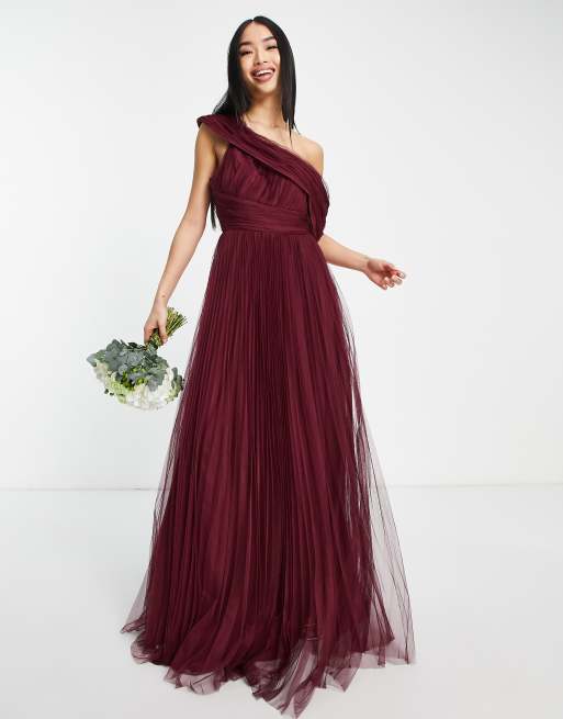 ASOS DESIGN - Vestito lungo da damigella in tulle bordeaux con gonna a  pieghe e spalle scoperte