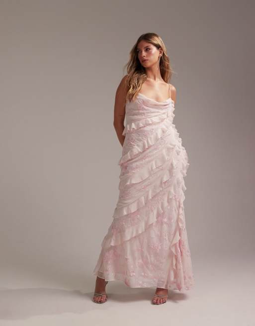 ASOS DESIGN - Vestito lungo da damigella taglio sbieco color rosa tenue ricamato con volant e spalline sottili