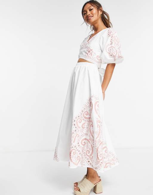ASOS DESIGN - Vestito lungo di cotone con maniche a sbuffo, incrociato sul davanti, colore bianco con ricamo tono su tono