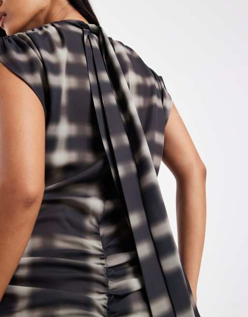 ASOS DESIGN - Vestito lungo drappeggiato a quadri trasparente con foulard, 3 di 4