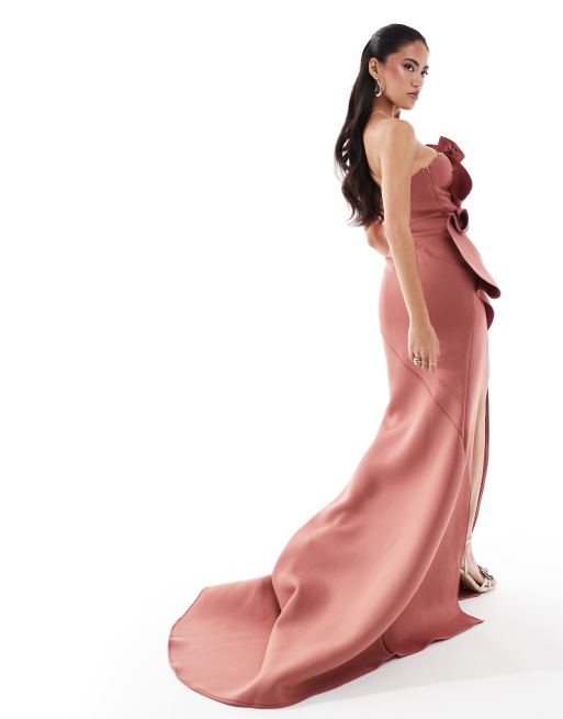 ASOS DESIGN - Vestito lungo fasciante premium rosa con strascico e dettaglio a ventaglio, 2 di 4