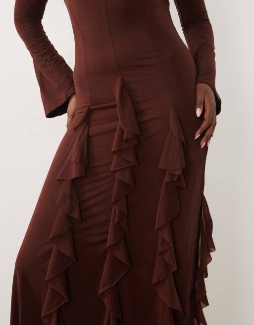 ASOS DESIGN vestito lungo in chiffon elasticizzato con spalle scoperte, maniche lunghe e godet in cioccolato, 3 di 4