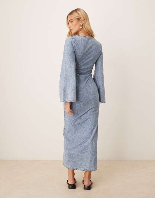 ASOS DESIGN - Vestito lungo in denim lavaggio blu con scollo a V, bustino arricciato e maniche svasate, 3 di 4