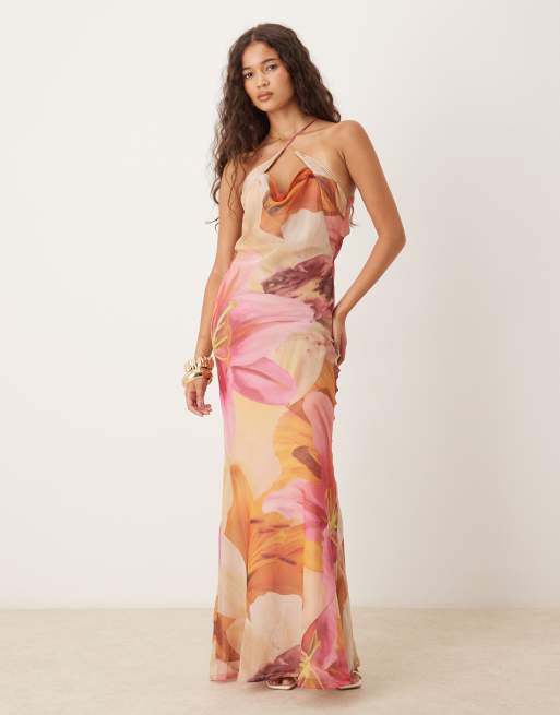 ASOS DESIGN - Vestito lungo in misto raso e chiffon con scollo ad anello e taglio sbieco con stampa a fiori oversize, 1 di 4