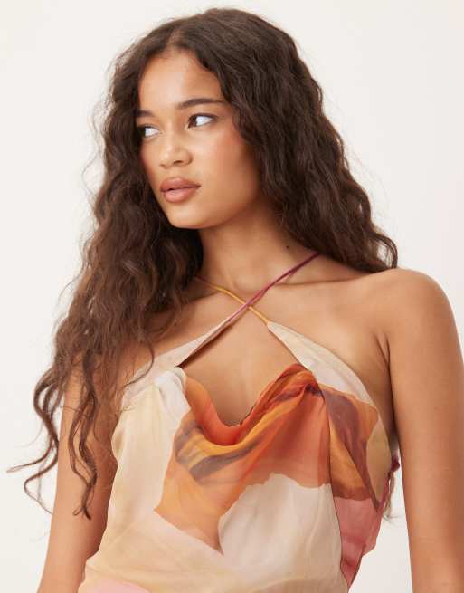 ASOS DESIGN - Vestito lungo in misto raso e chiffon con scollo ad anello e taglio sbieco con stampa a fiori oversize, 2 di 4
