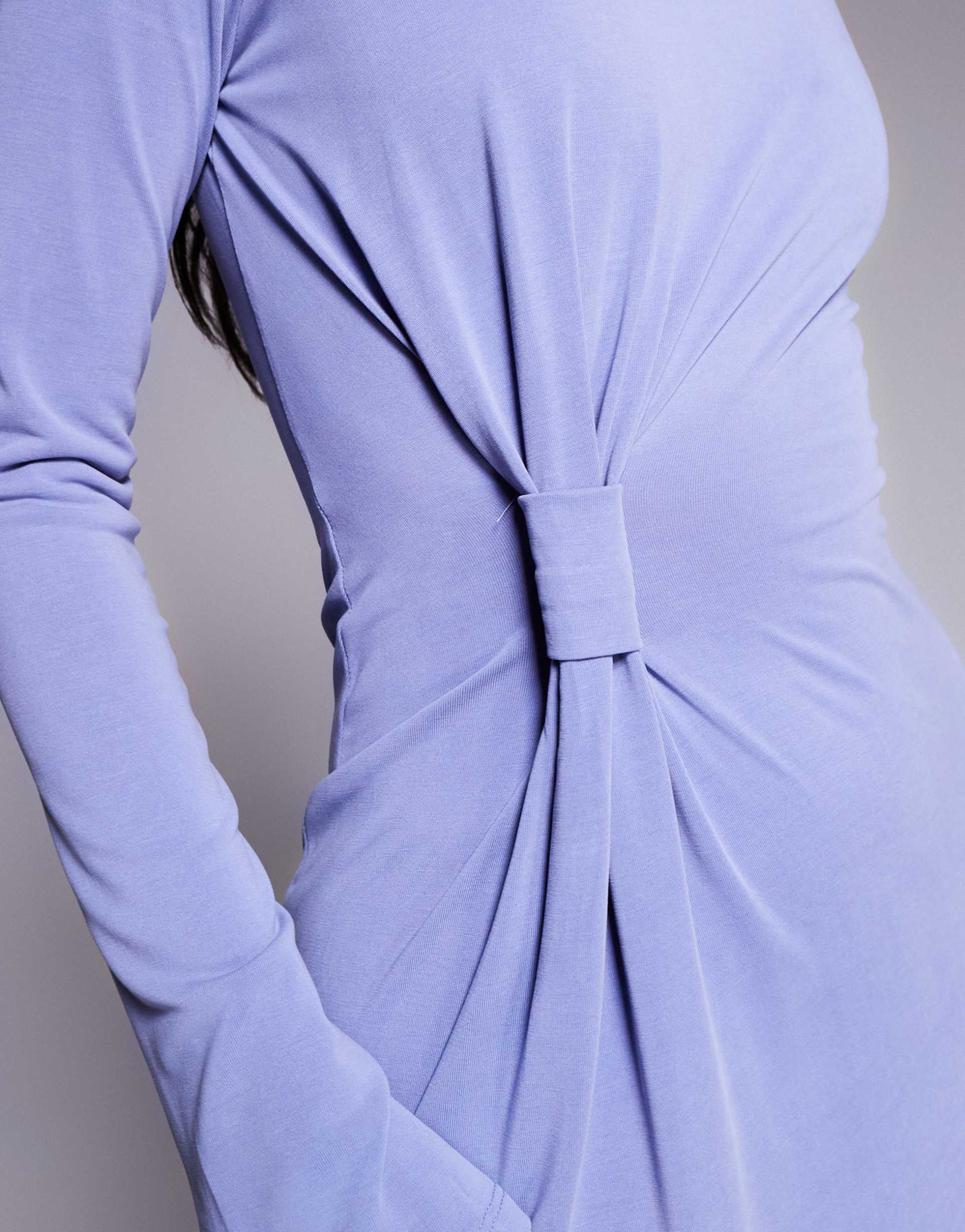 ASOS DESIGN - Vestito lungo in modal color blu viola con dettaglio annodato intrecciato