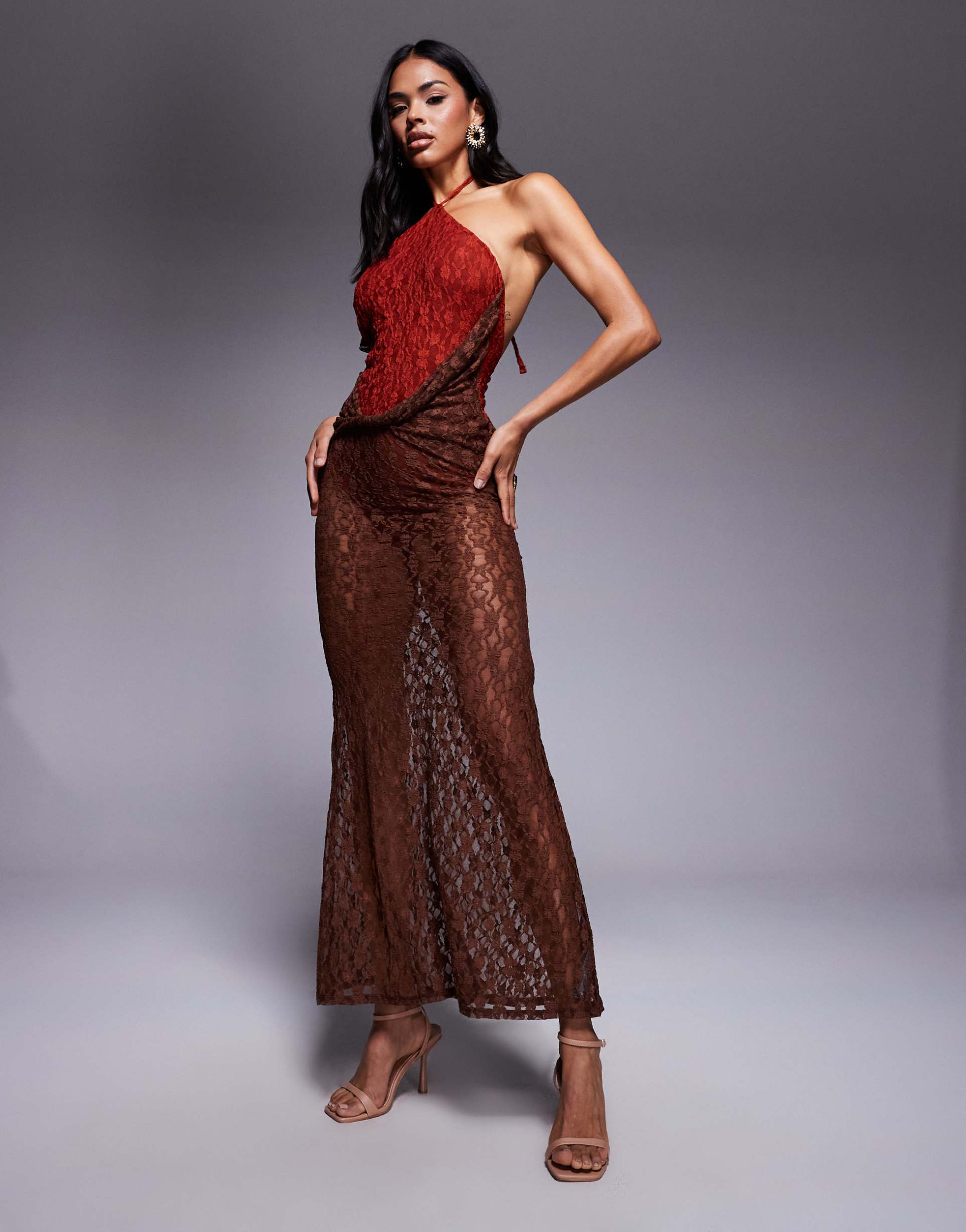 ASOS DESIGN: Vestito Lungo in Pizzo Rosso e Cioccolato, Scollatura a Collo Alto e Gonna a Incrocio
