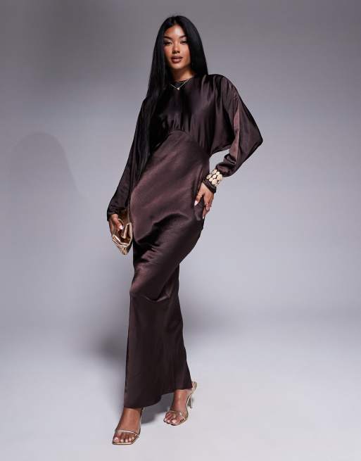 ASOS DESIGN - Vestito lungo in raso a maniche ad ali di pipistrello color cioccolato