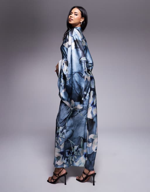 ASOS DESIGN - Vestito lungo in raso blu a fiori con scollo a imbuto e maniche oversize, 2 di 4