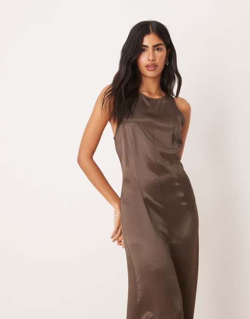 ASOS DESIGN - Vestito lungo in raso color cioccolato con scollo a vogatore, 2 di 4