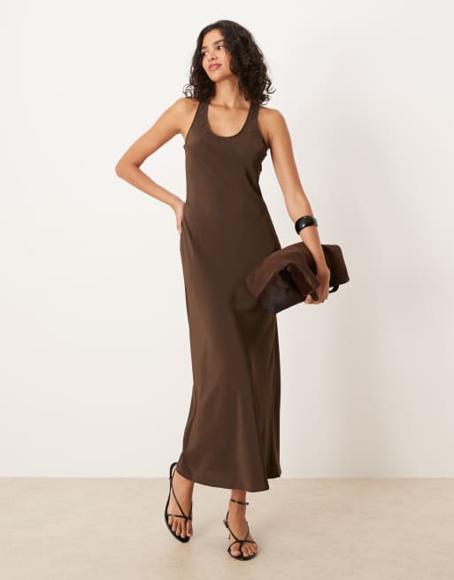 ASOS DESIGN - Vestito lungo in raso color cioccolato con scollo rotondo