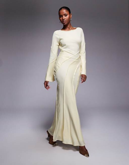 ASOS DESIGN - Vestito lungo in raso color latticello a maniche lunghe con scollo a barchetta e pannelli con bordi grezzi