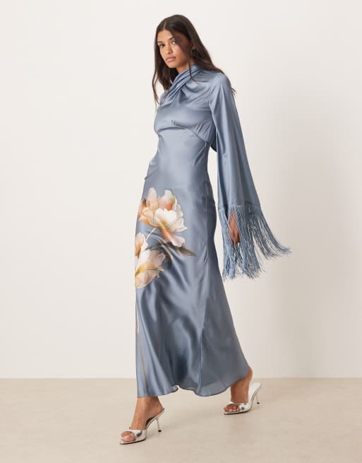 ASOS DESIGN - Vestito lungo in raso con stampa a fiori grandi, scollo drappeggiato, taglio sbieco e frange sulle maniche