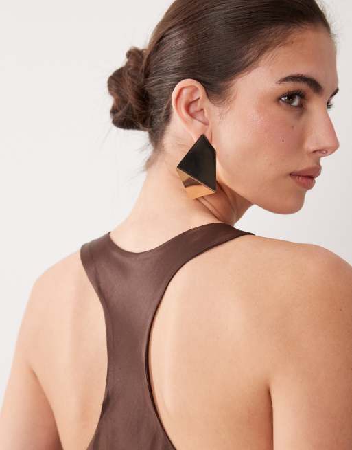 ASOS DESIGN - Vestito lungo in raso marrone cioccolato con scollo a vogatore e spacco, 2 di 4