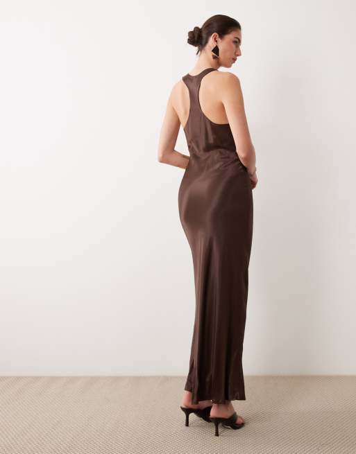 ASOS DESIGN - Vestito lungo in raso marrone cioccolato con scollo a vogatore e spacco, 3 di 4