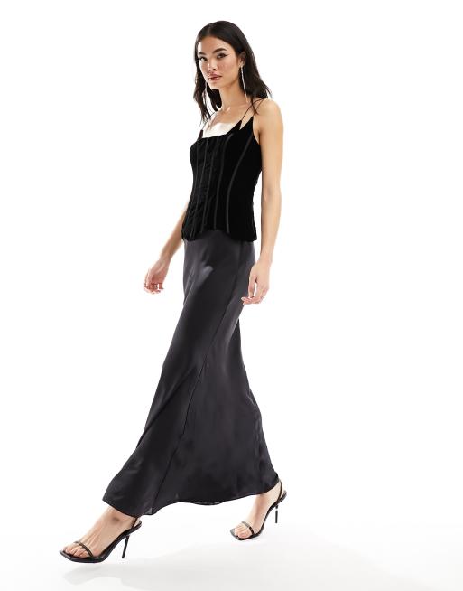 ASOS DESIGN - Vestito lungo in raso nero con taglio sbieco e corpino stile corsetto in velluto