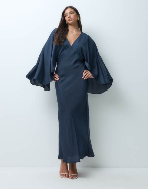 ASOS DESIGN vestito lungo in raso svasato con maniche a pipistrello e taglio sbieco blu acciaio, 2 di 5