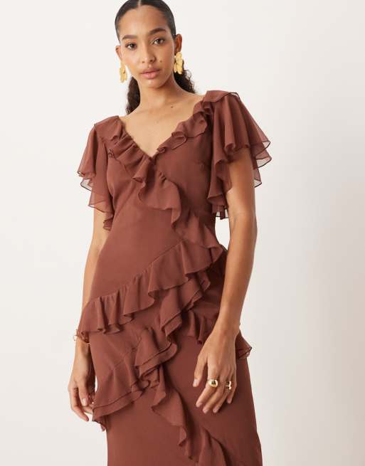 ASOS DESIGN - Vestito lungo marrone chiaro con bordi grezzi, volant e fondo asimmetrico, 2 di 4