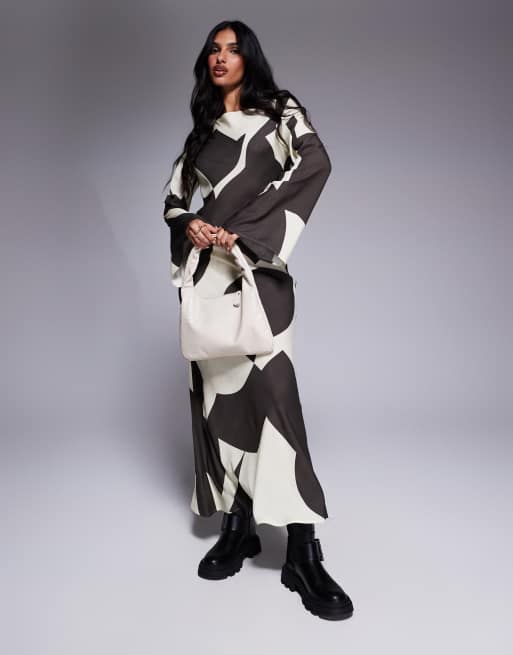 ASOS DESIGN - Vestito lungo marrone con stampa astratta, taglio sbieco e scollo a barchetta