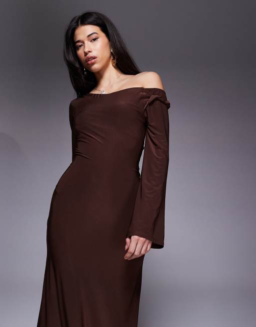 ASOS DESIGN - Vestito lungo modellante color cioccolato con spalle scese, 4 di 4
