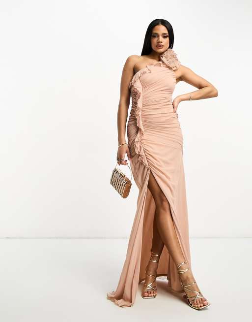 ASOS DESIGN - Vestito lungo monospalla in rete color cipria scuro con decorazione floreale e spacco profondo